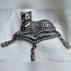 Avon Vintage silvertone Cat on pillow Brooch excellent condition green eyes